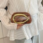 Bolsa clutch marrom e doruado de festa marmore mesclado de acrilico ddt