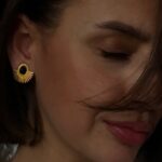 Brinco de pressao preto e dourado moderno de meio sol