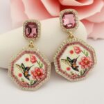 brinco beija flor e rosa estampado com pedra fucsia vintage ddds