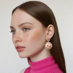 brinco beija flor e rosa estampado com pedra fucsia vintage ds