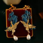 brinco de pressão azul e dourado grande oriental de passaro dd