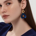 brinco de pressão azul marinho grande de flor para festa ao ar livdre