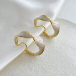 brinco de pressao branco esmaltado de argola cf