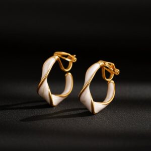 Brinco de Pressão Branco Esmaltado de Argola Torcida