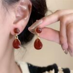 brinco de pressao marsala e dourado de gota delicado ffd