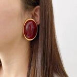 brinco dourado com pedra marsala oval grande f