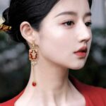 brinco dourado com pedra marsala quadrado longo vintage