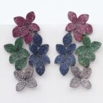 brinco fucsia de festa grande de folhas cravejadas de zirconias verde e azul s