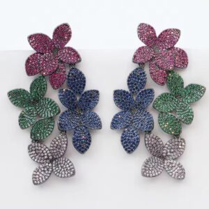 Brinco fúcsia de festa grande de folhas cravejadas de zircônias verde e azul