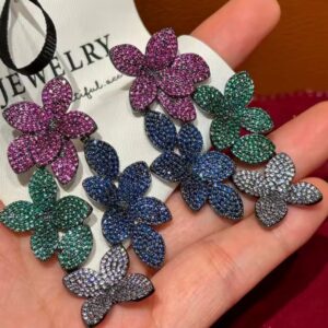 Brinco fúcsia de festa grande de folhas cravejadas de zircônias verde e azul