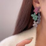 brinco fucsia de festa grande de folhas cravejadas de zirconias verde e azul sggs