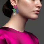 brinco fucsia de festa grande de folhas cravejadas de zirconias verde e azul sgrrgs