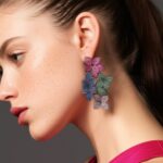 brinco fucsia de festa grande de folhas cravejadas de zirconias verde e azul sss