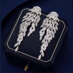 brinco prata de festa luxuoso de zirconias ramo de folhas deffee