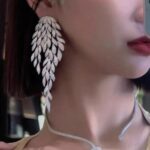 brinco prata de festa luxuoso de zirconias ramo de folhas e