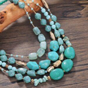 Colar de pedras grandes azul multicamadas