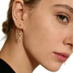 brinco de pressão dourado de argola e correntes yrtt