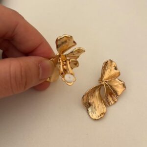 Brinco de pressão dourado grande de folha moderno