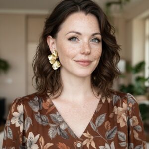 Brinco de pressão dourado grande de folha moderno